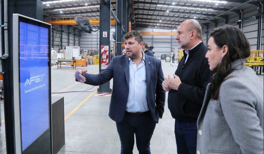 Perotti visitó empresa basada en la industria 4.0