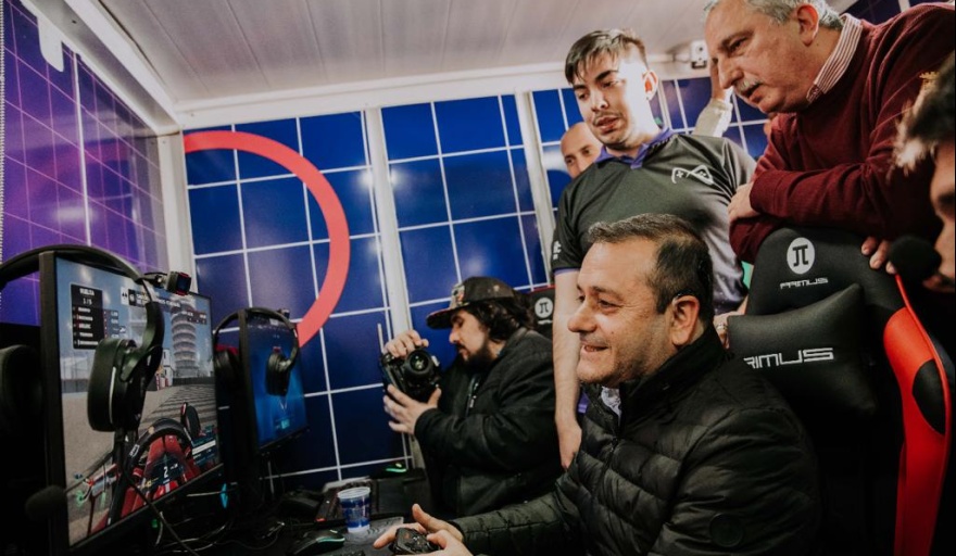 El gobernador visitó el trailer gamer en Oberá