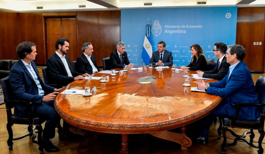 Acuerdan que la suba de combustibles no pasará del 4% mensual
