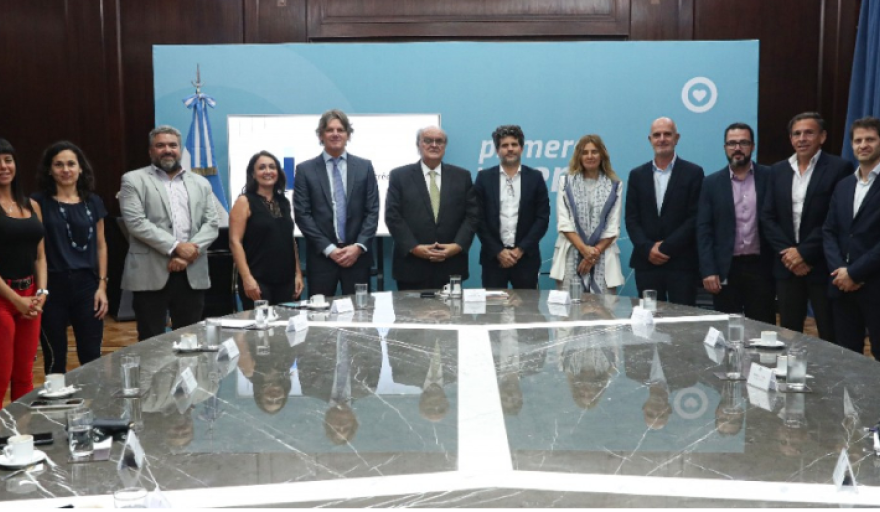 Fomentan  la adquisición de bienes de origen nacional o nacionalizados, que impulsen la actividad productiva