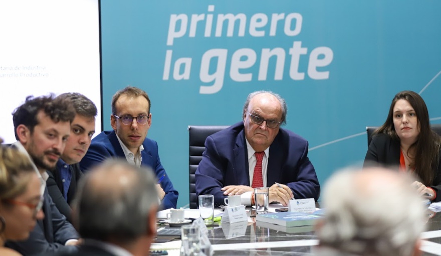 Mendiguren detalló las cuatro medidas para empresas y monotributistas.