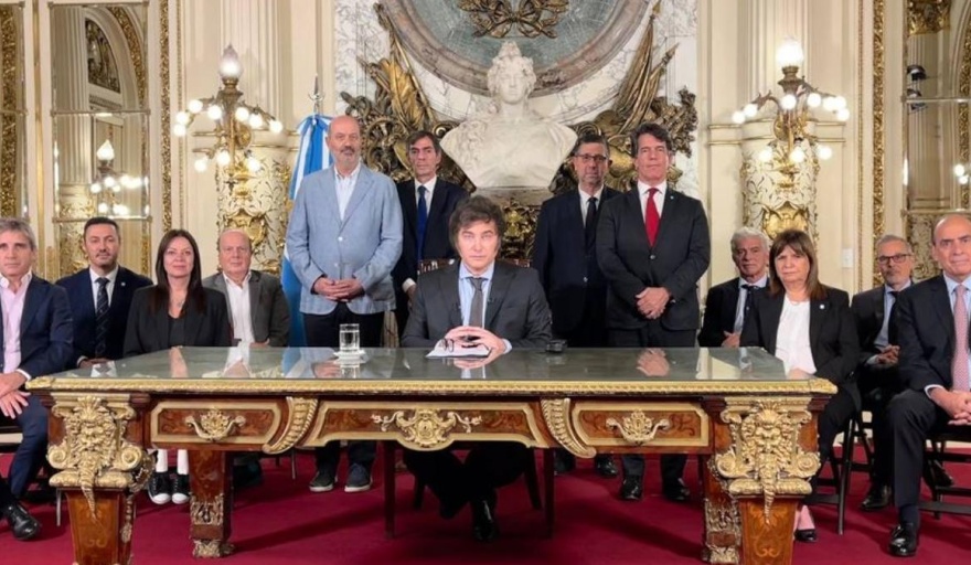 Desregulación de la economía: Milei presentó un DNU de 366 artículos