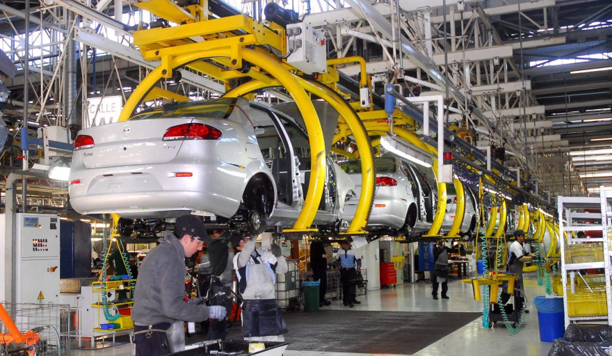 La economía de dos velocidades: el campo y autos vuelan, pero construcción y consumo no arrancan