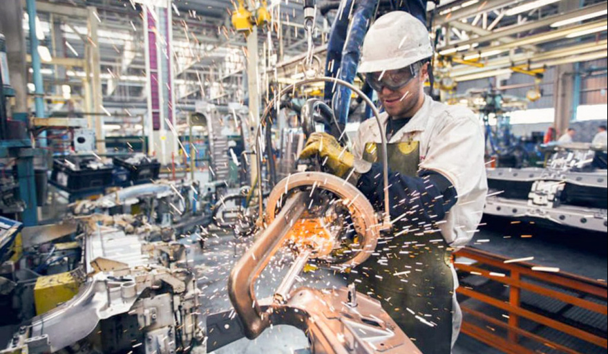 La industria sigue estancada en julio y advierte por la suba de tasas