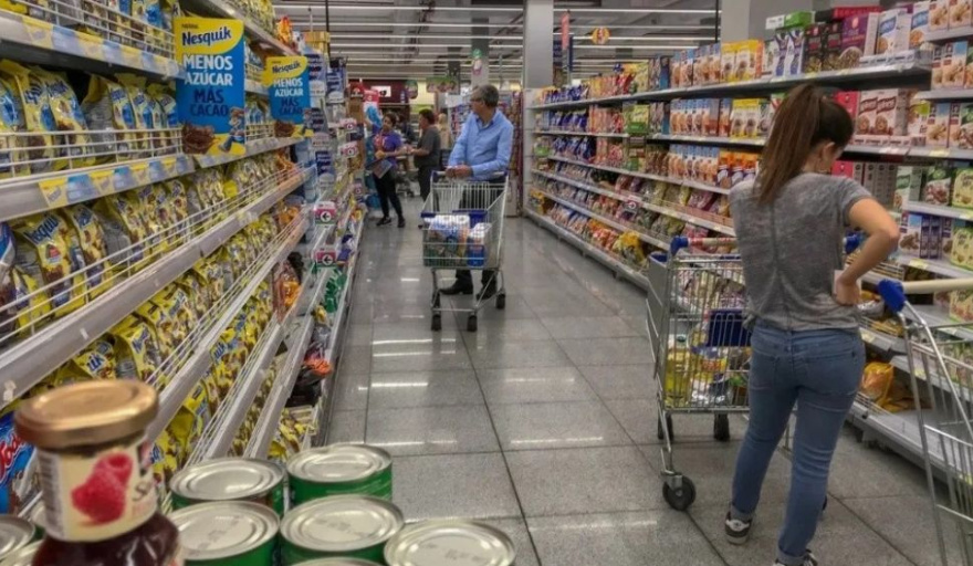 A pesar de la suba mensual, el consumo masivo sigue sin repuntar: cayó 4,3% interanual en julio