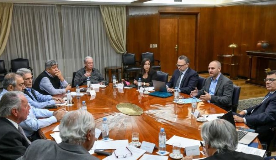 El Gobierno, UIA Y CGT acordaron adelantar paritarias