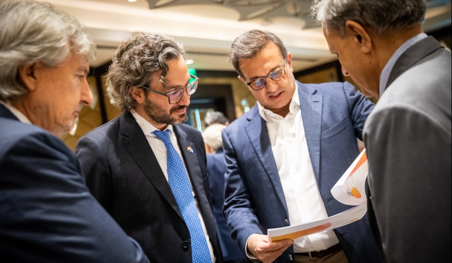 Cafiero se reunió con empresarios de la India para explorar posibilidades de inversión en nuestro país