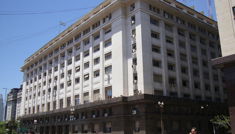 El Gobierno oficializó la flexibilización de los créditos en dólares para empresas no exportadoras