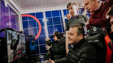 El gobernador visitó el trailer gamer en Oberá
