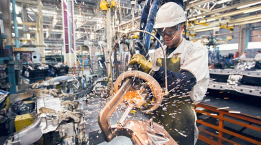 La industria sigue estancada en julio y advierte por la suba de tasas