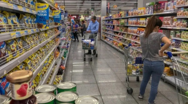 El consumo se contrajo en mayoristas y registró leve suba en supermercados en junio