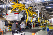 La economía de dos velocidades: el campo y autos vuelan, pero construcción y consumo no arrancan