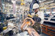 La industria sigue estancada en julio y advierte por la suba de tasas