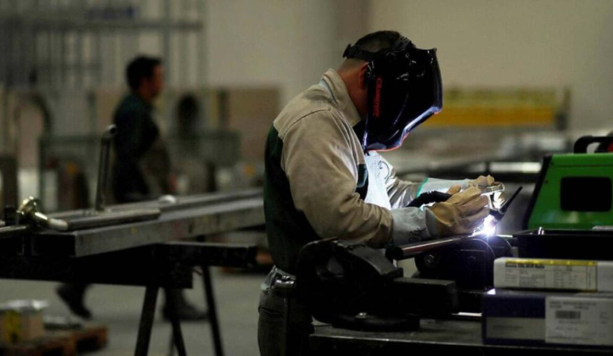 La pérdida de empleo registrado se profundiza y no llega a ser compensada por las altas en el monotributo